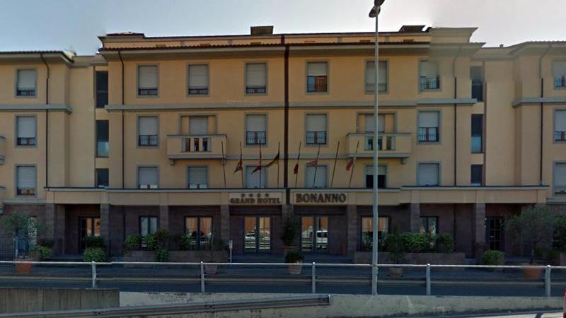 Ubriachi in hotel lanciano cibo e vassoi dalle camere
