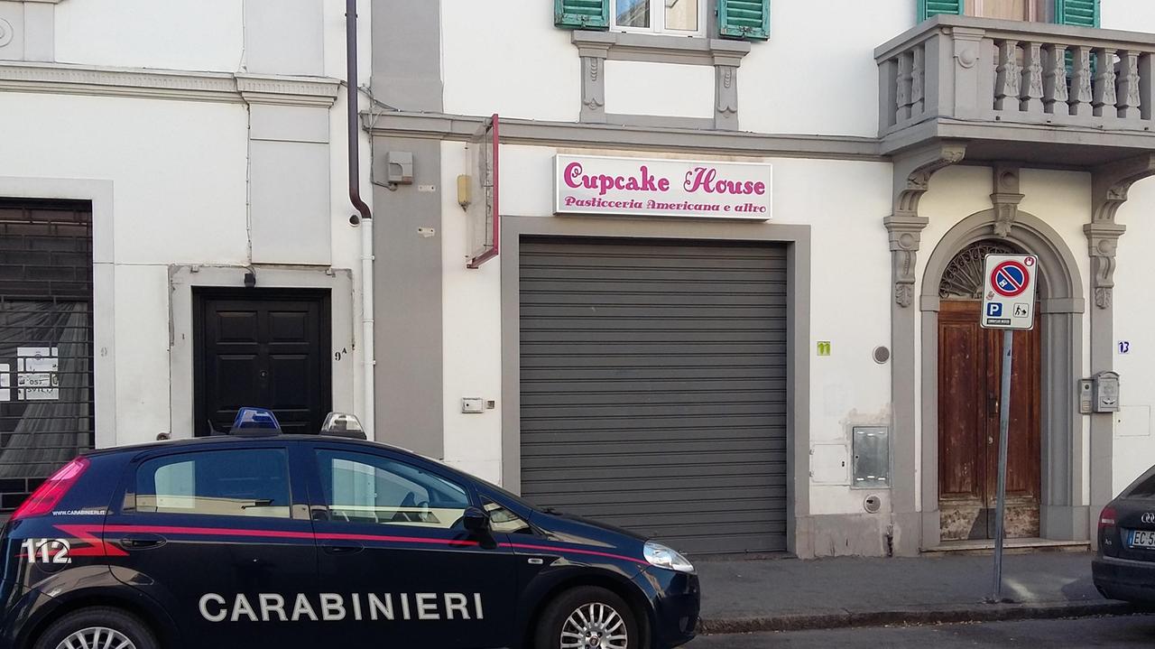 I carabinieri davanti alla pasticceria di via Pomeria