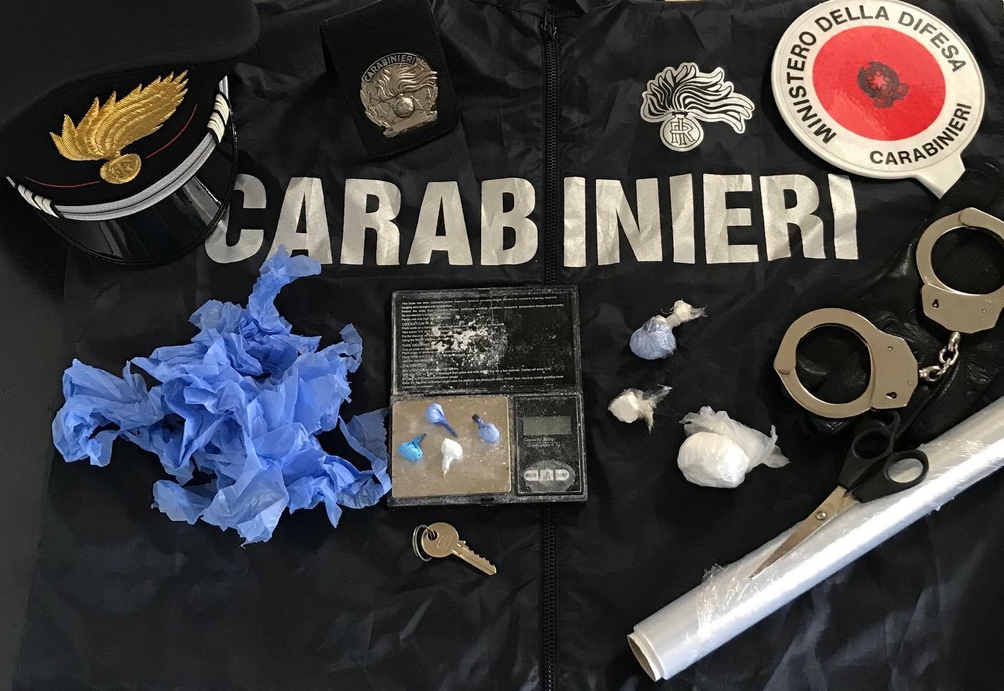 La droga sequestrata insieme al materiale per confezionare le dosi