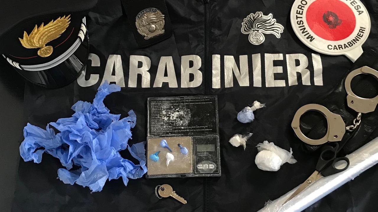 La droga sequestrata insieme al materiale per confezionare le dosi