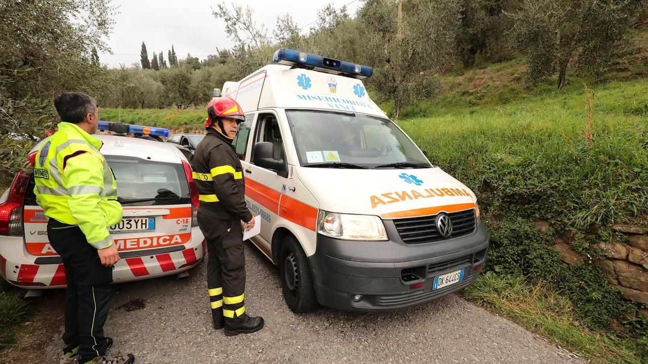 Un intervento di Misericordia e vigili del fuoco (foto d'archivio)