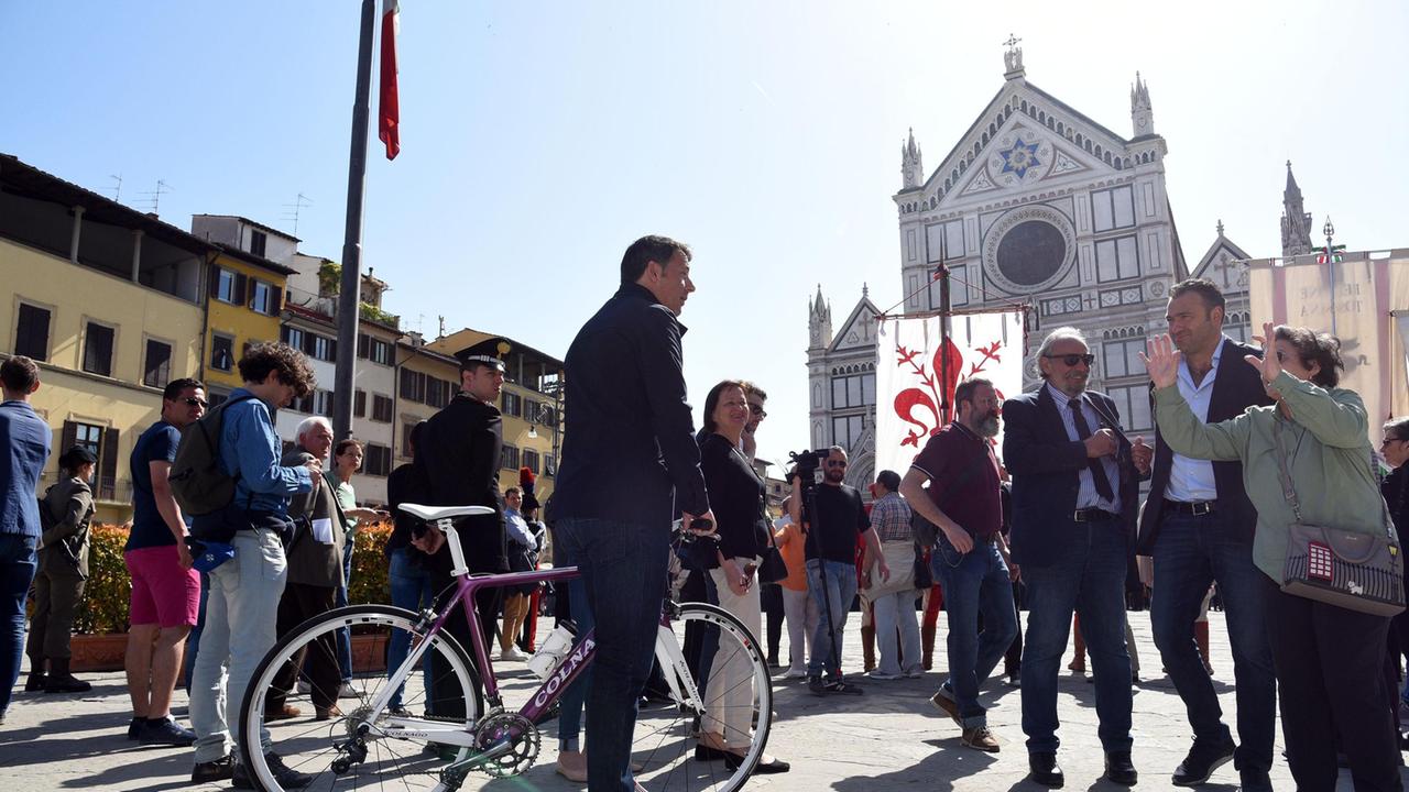 Pd, Renzi sonda la piazza: "Vorreste governo con M5S?"