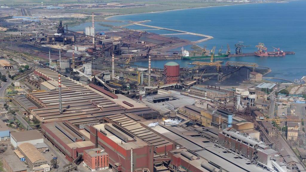 Una veduta dello stabilimento Lucchini