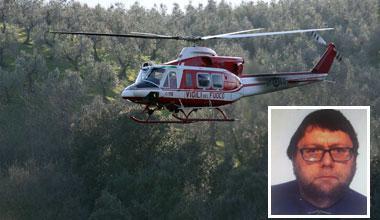 Un elicottero dei vigili del fuoco (archivio). A destra Alessandro Carmagnini