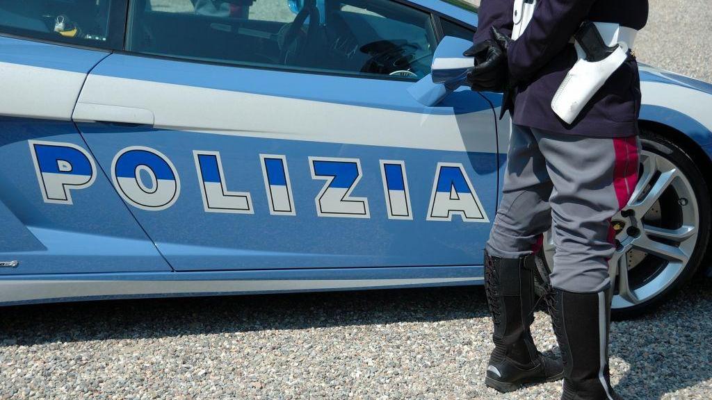 Il finto poliziotto in azione a Pietrasanta