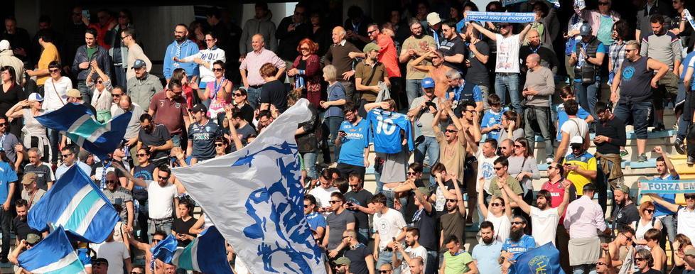 I tifosi azzurri al Castellani (Foto Agenzia Carlo Sestini)