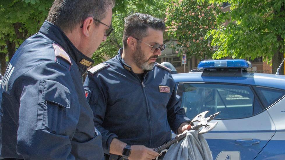 Modena: assale quattro persone con un’alabarda