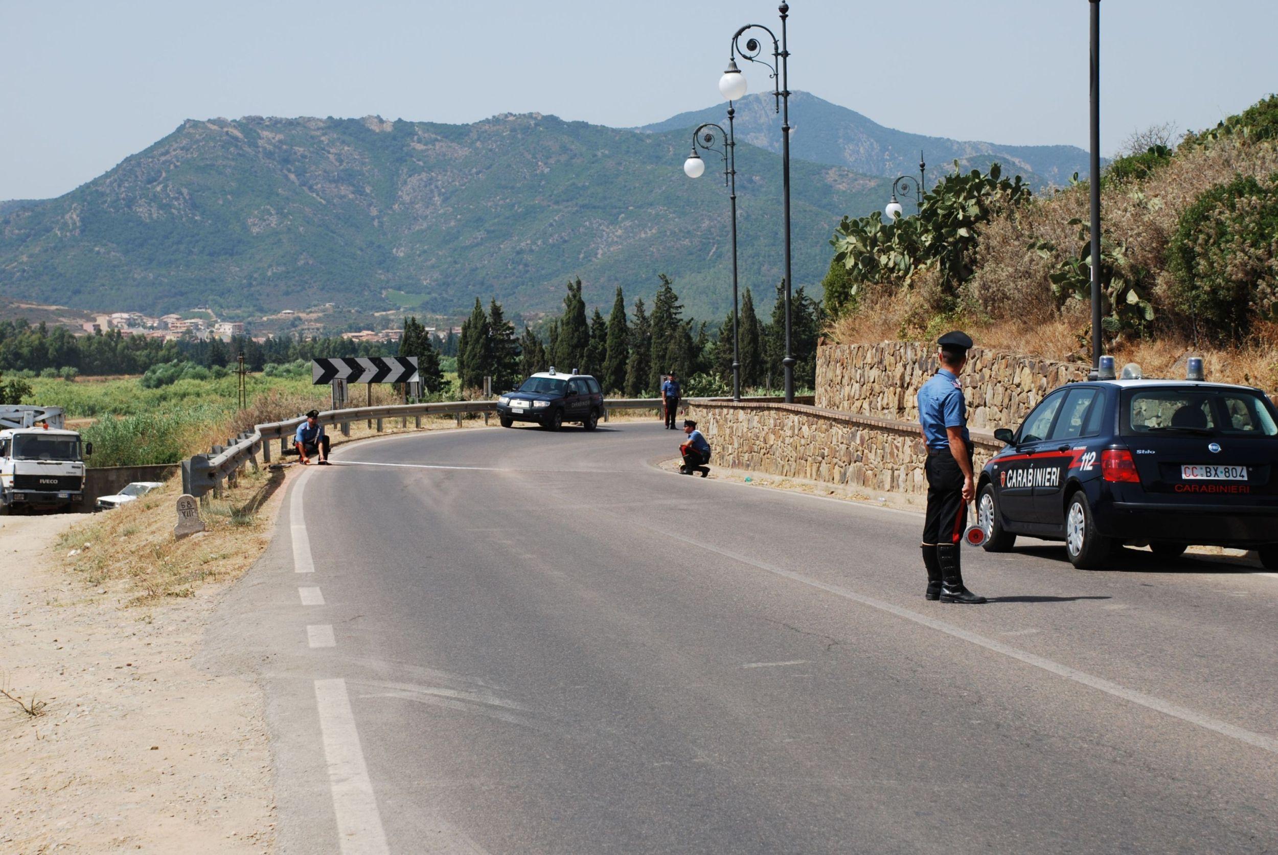 Perde il controllo della moto, cade e sbatte la testa su alcuni sassi: morto sul colpo