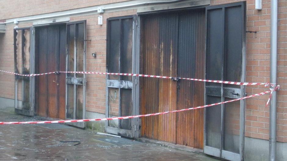Reggiolo, i familiari dell'anziano morto nel rogo: «A 20 giorni dalla morte non possiamo dirgli addio»