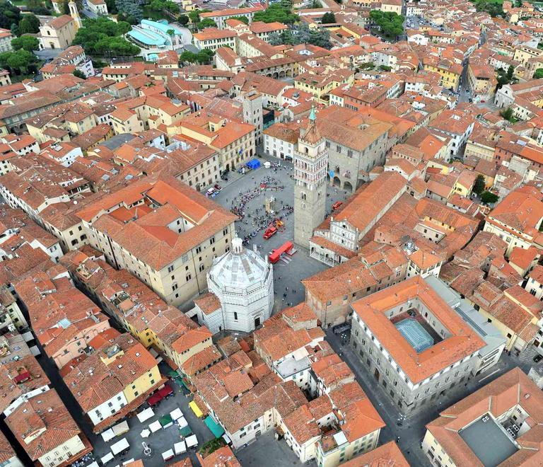 In regola le insegne in centro Tanti invece i mini-locali 