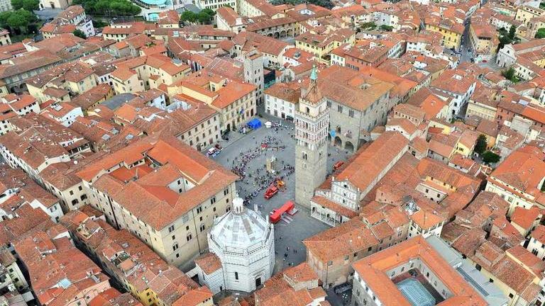 In regola le insegne in centro Tanti invece i mini-locali