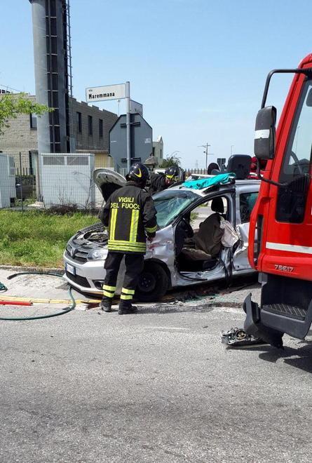 Resta incastrato nell’abitacolo dopo l’incidente all’incrocio 