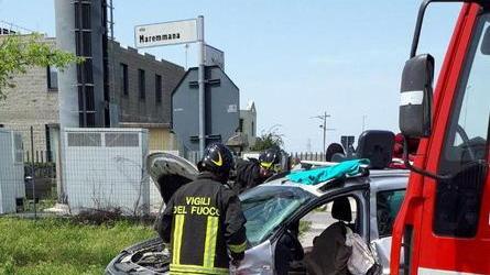 Resta incastrato nell’abitacolo dopo l’incidente all’incrocio