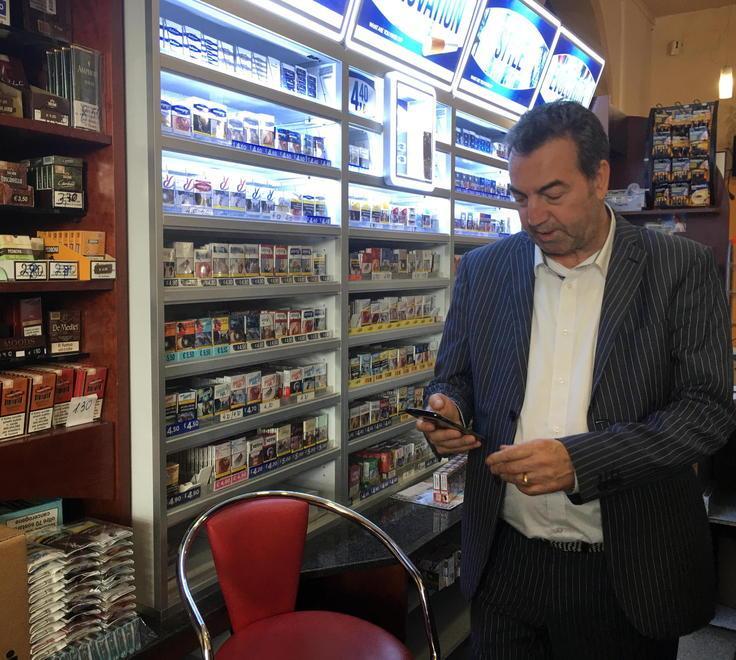 Assalto al bar lanciando la grata di un tombino 