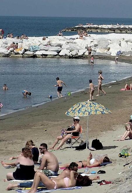 Ponti di primavera i balneari riaprono il litorale pisano 