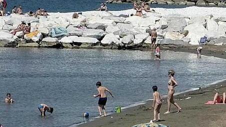 Ponti di primavera i balneari riaprono il litorale pisano