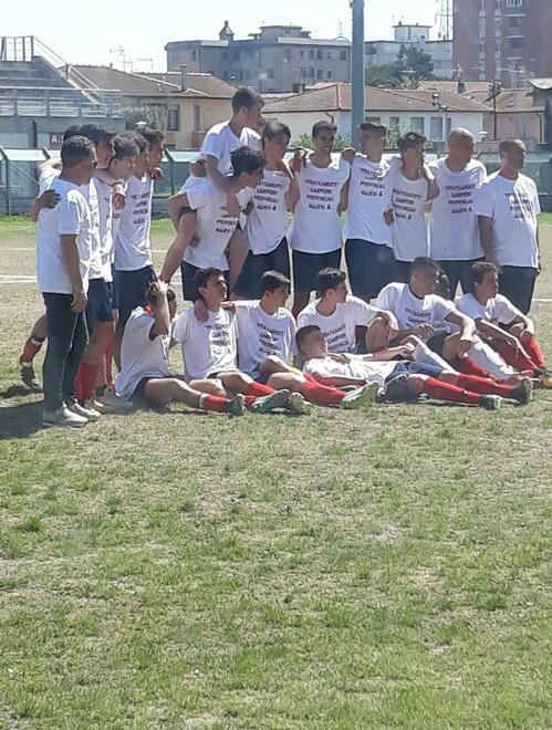 Festa grande per Cecina campione I 2002 arrivano nel girone regionale