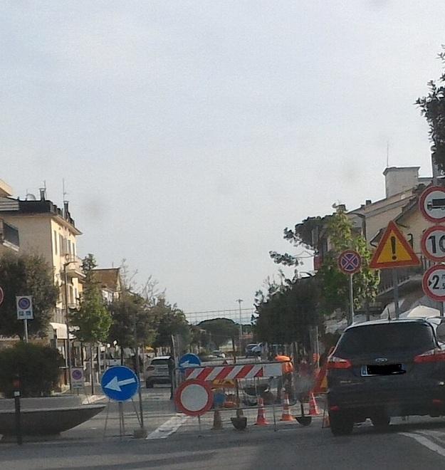 Betonelle sconnesse sulla Maremmana Traffico off limits per la sistemazione 
