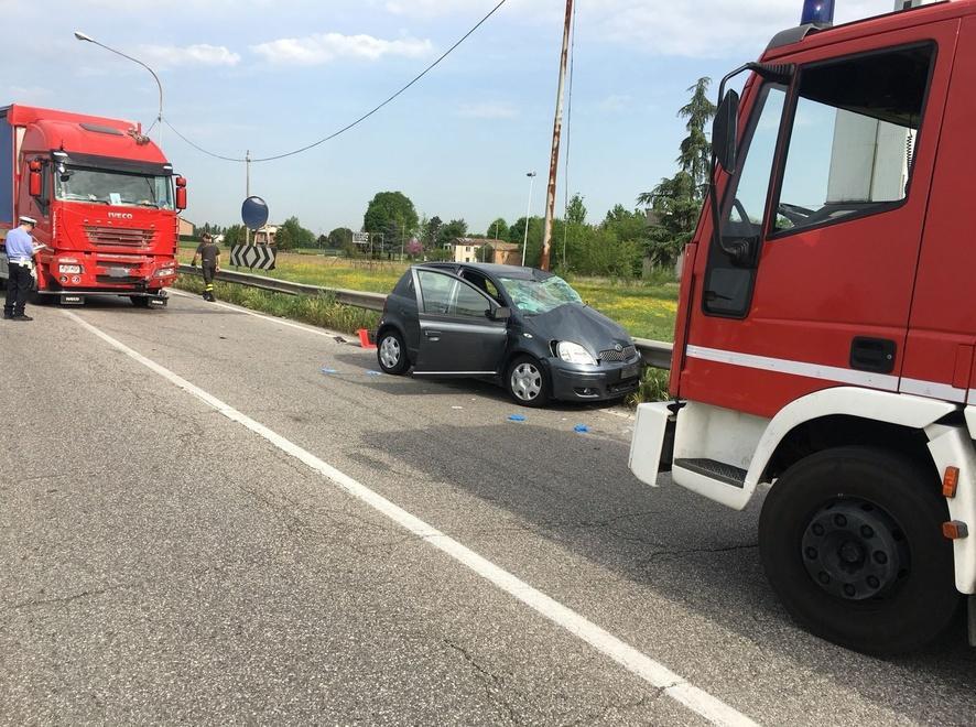 Schianto in via Emilia, 81enne gravissimo 