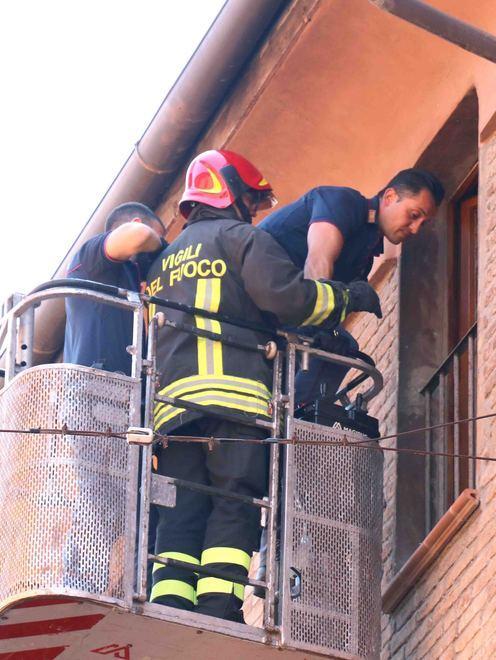 Si chiude la porta, bimbo resta solo in casa