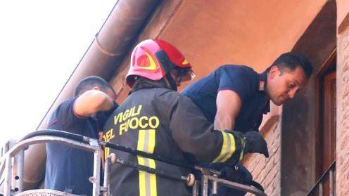 Si chiude la porta, bimbo resta solo in casa