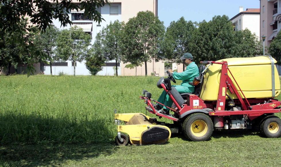 Sfalcio erba per la sicurezza 