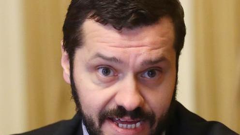 Turisti in arrivo in città albergatori speranzosi