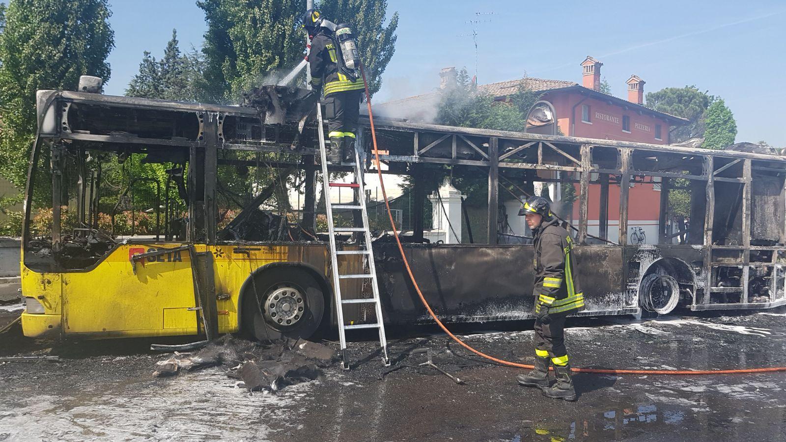 Modena, altro autobus in fiamme