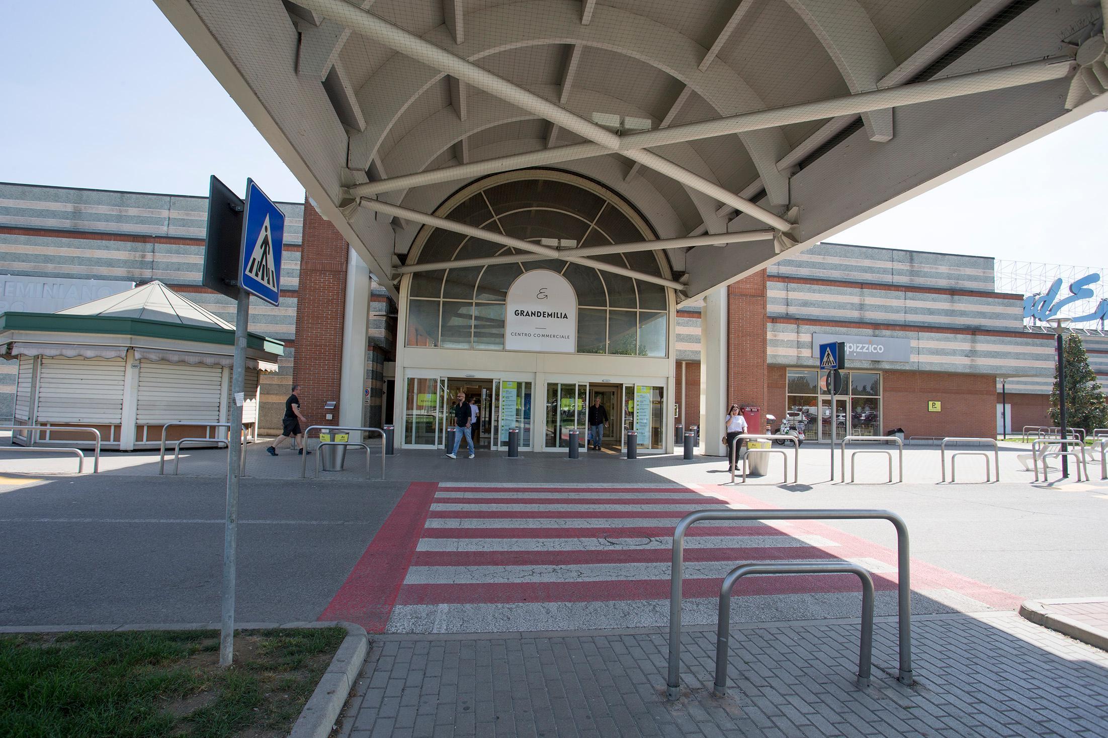 Modena, panico e allarme attentato al Grandemilia, ma è un vigile 