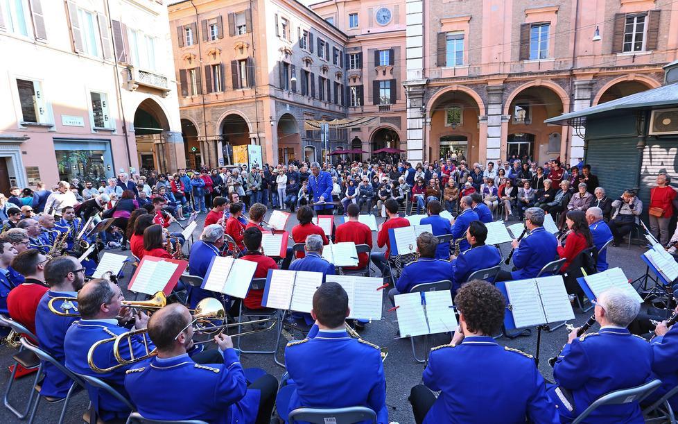 Bande in festa nel cuore di Modena 