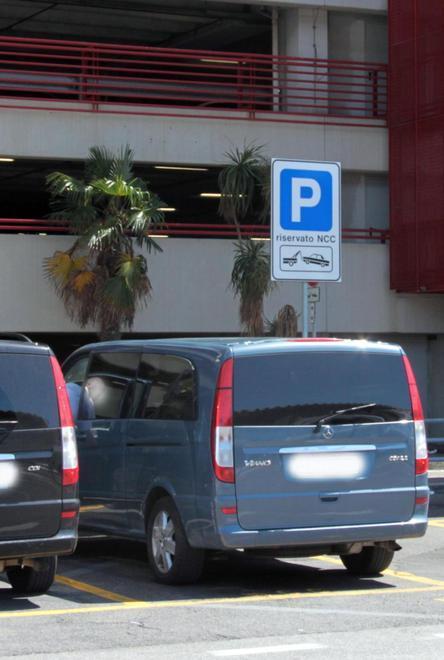 Al Galilei protestano anche gli Ncc: parcheggi dimezzati