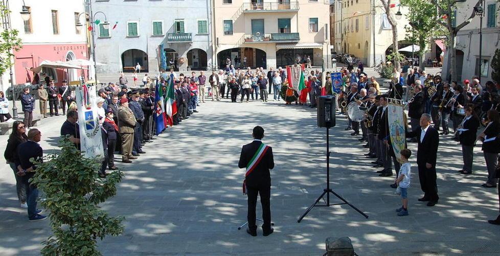Vicesindaco fischiato al 25 Aprile 