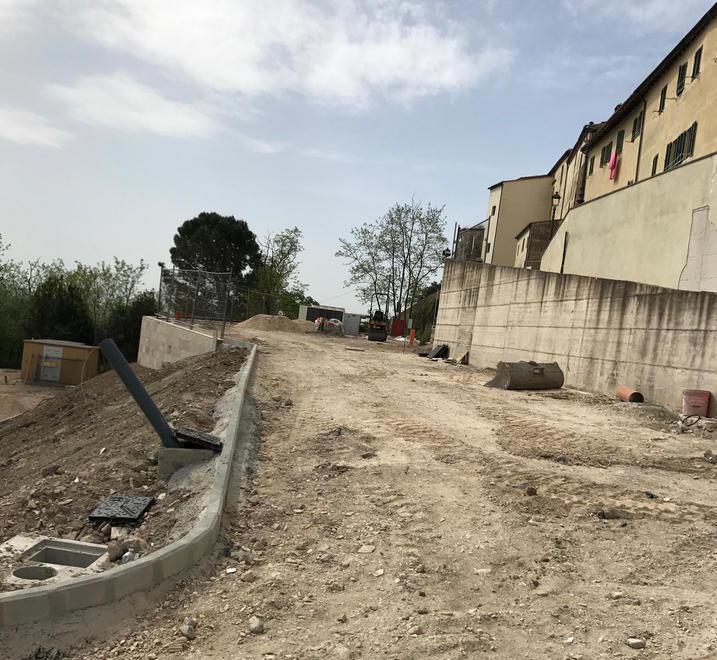 Posti auto e camere a lato del Comune 