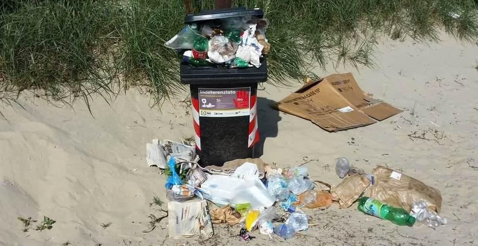 Cestini pieni di rifiuti Proteste in spiaggia 