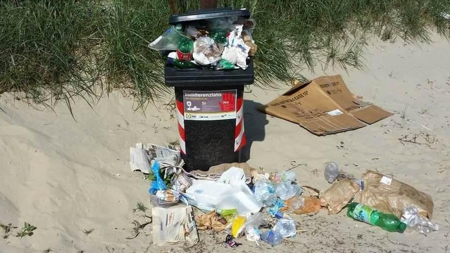 Cestini pieni di rifiuti Proteste in spiaggia
