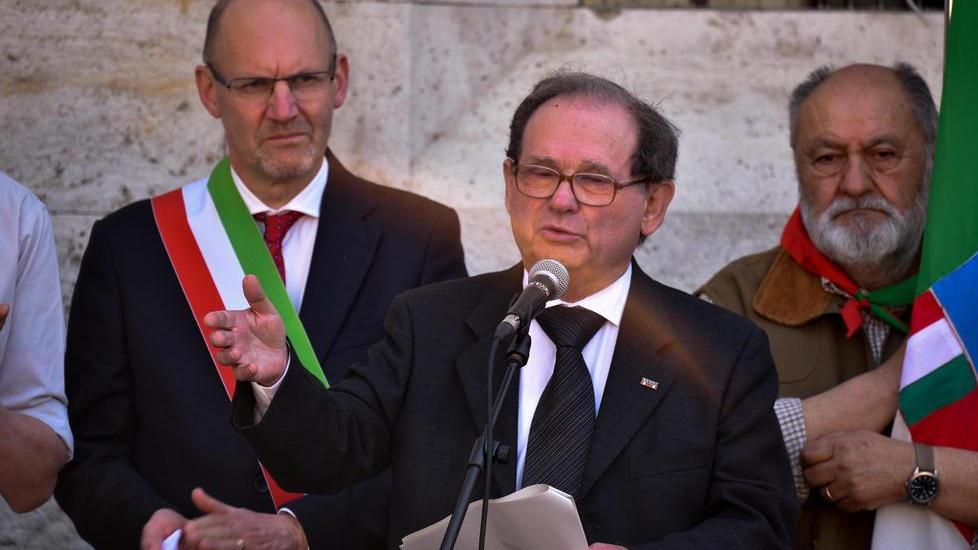 «No a via Almirante» Contestato il sindaco