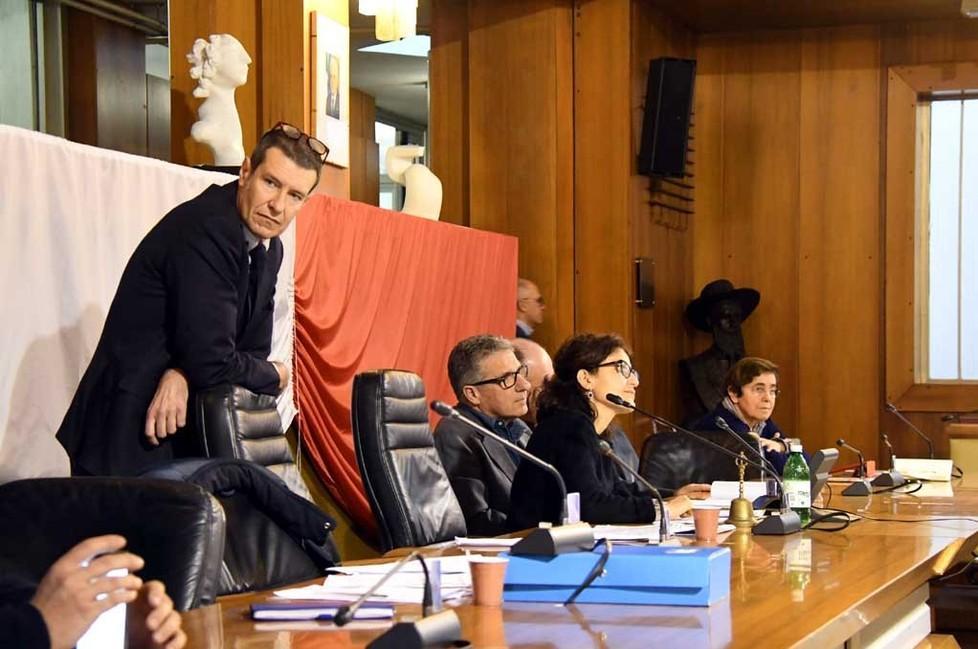 Il consiglio notturno va, il Regolamento pure 