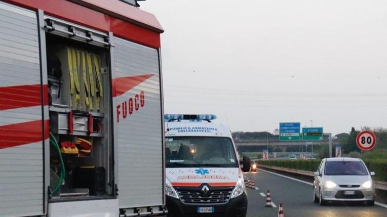 Muore nell’auto fuori strada