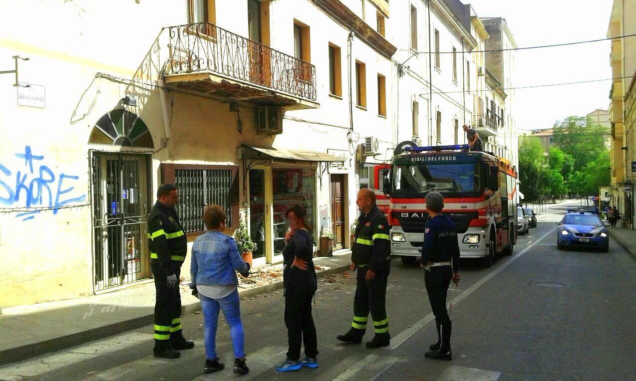 Cadono calcinacci da un balcone