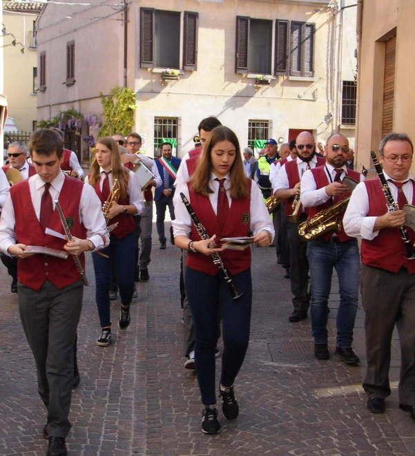 La Filarmonica incanta la piazza 