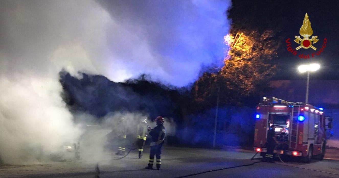 Incendio nella notte, due auto distrutte e una danneggiata