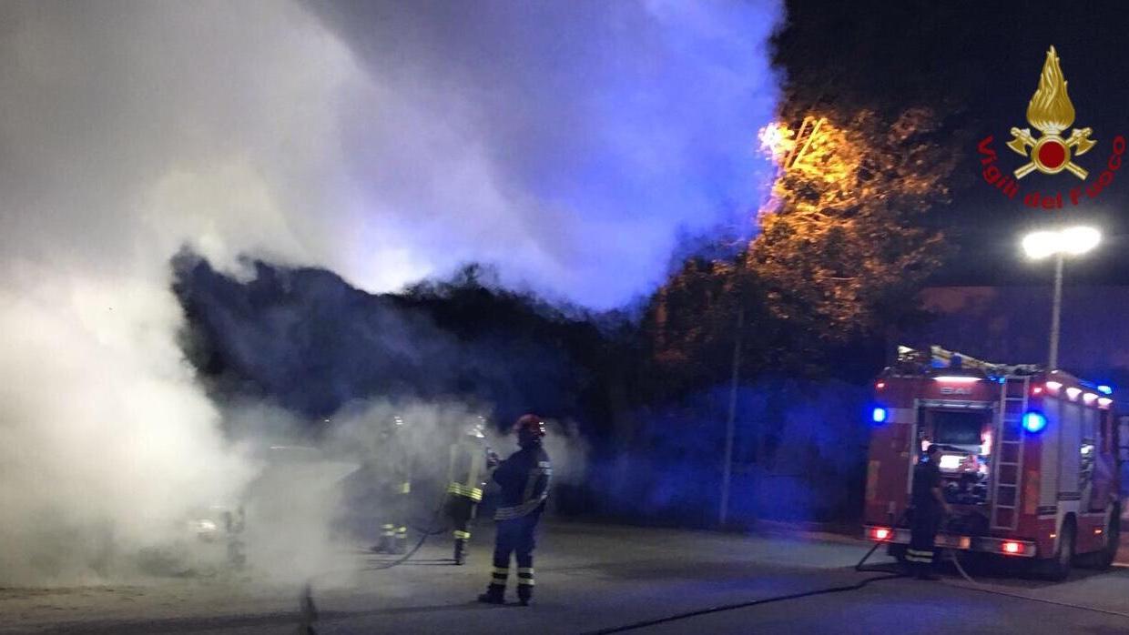Incendio nella notte, due auto distrutte e una danneggiata