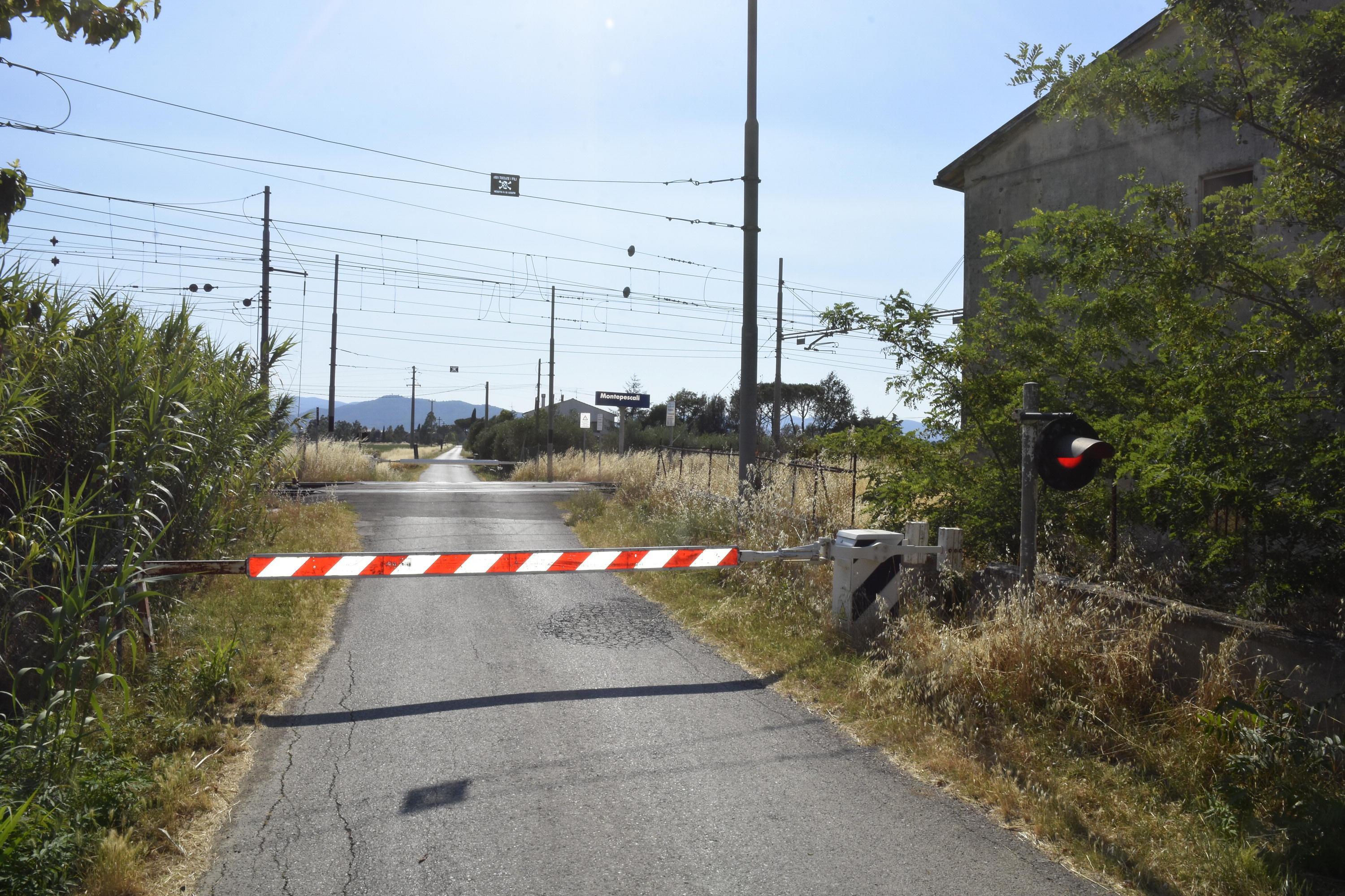 Danneggia un passaggio a livello, treni in ritardo tra Firenze, Pistoia e Lucca