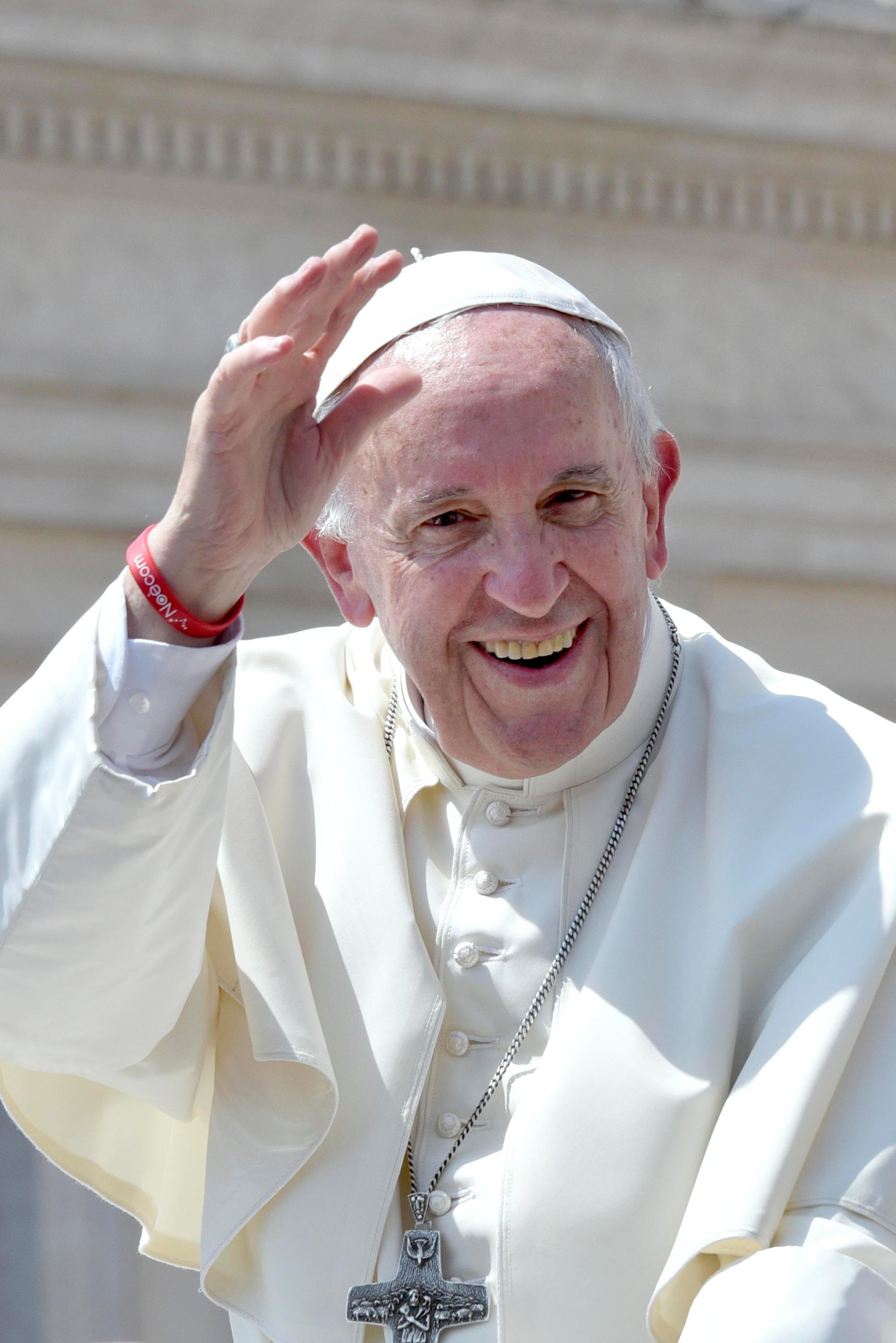 Papa Francesco saluta sorridente i fedeli (foto Laura Antonelli)