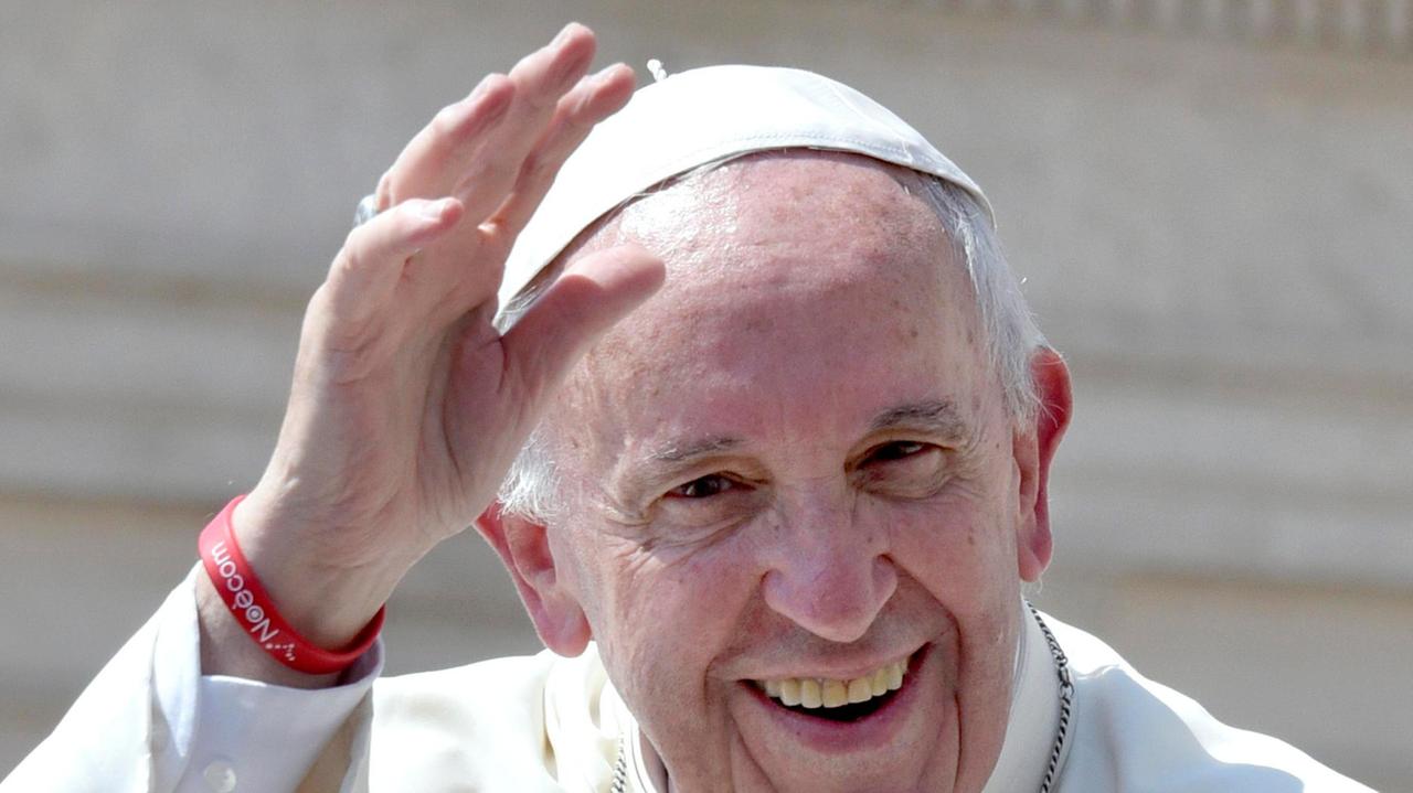 Papa Francesco saluta sorridente i fedeli (foto Laura Antonelli)