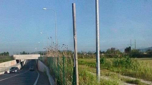 Il palo rimasto senza il semaforo