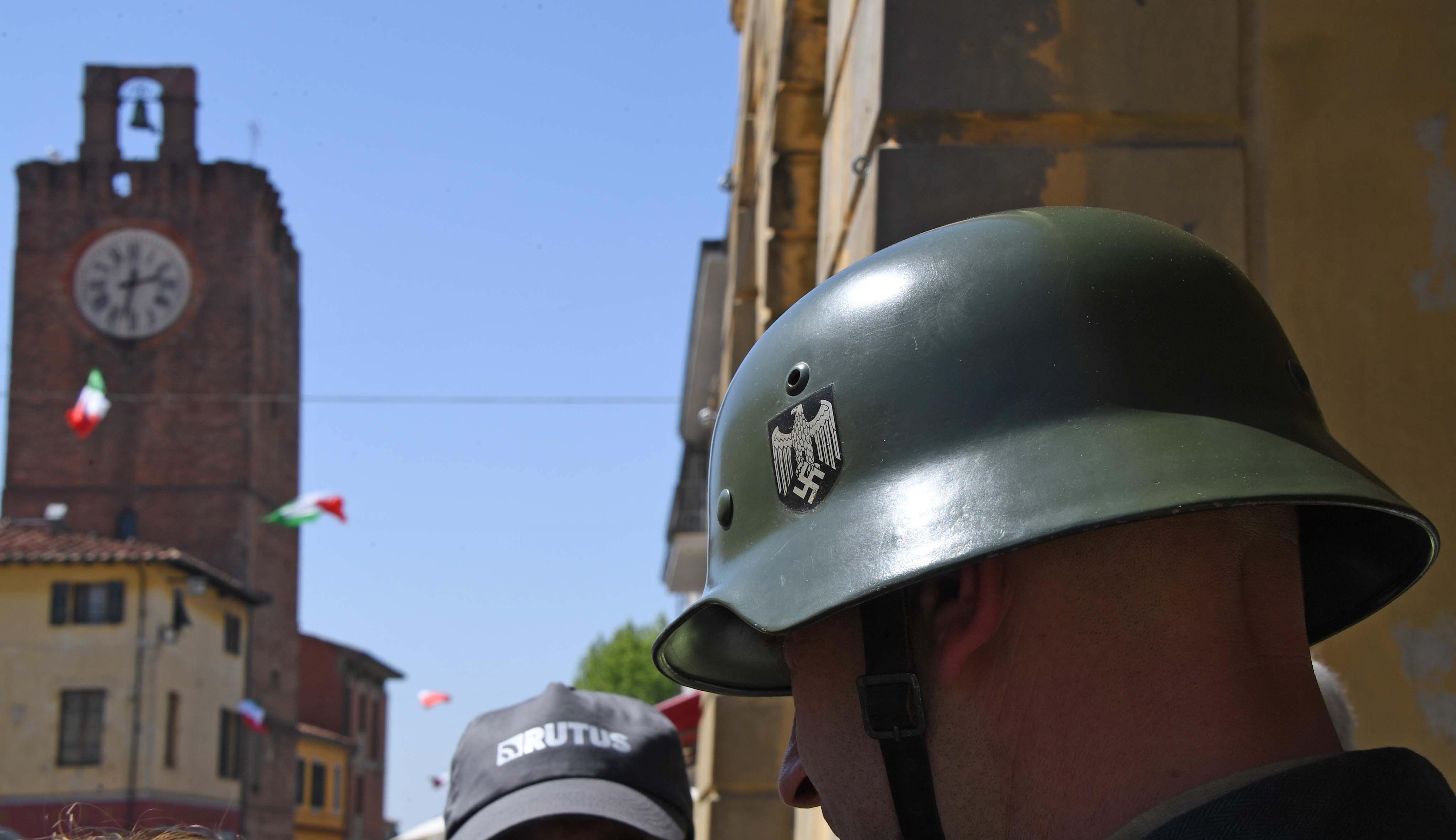 Uno dei figuranti "nazisti" alla parata di Cascina (Foto Franco Silvi)