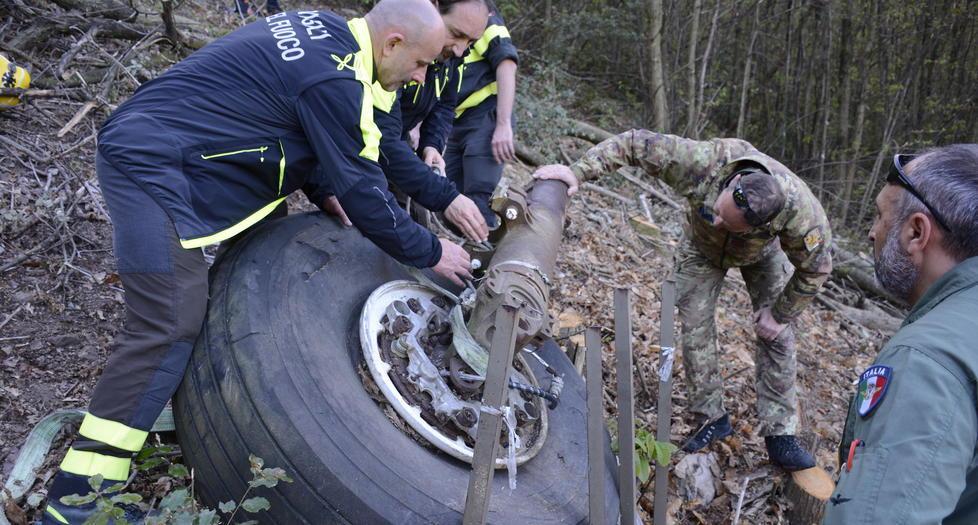 La operazioni per recuperare una parte del carrello del C-130