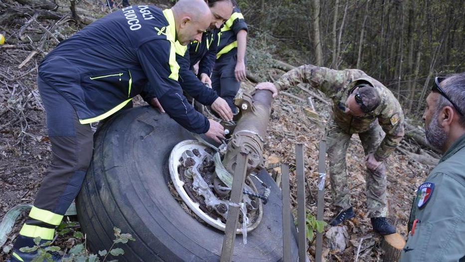 La operazioni per recuperare una parte del carrello del C-130