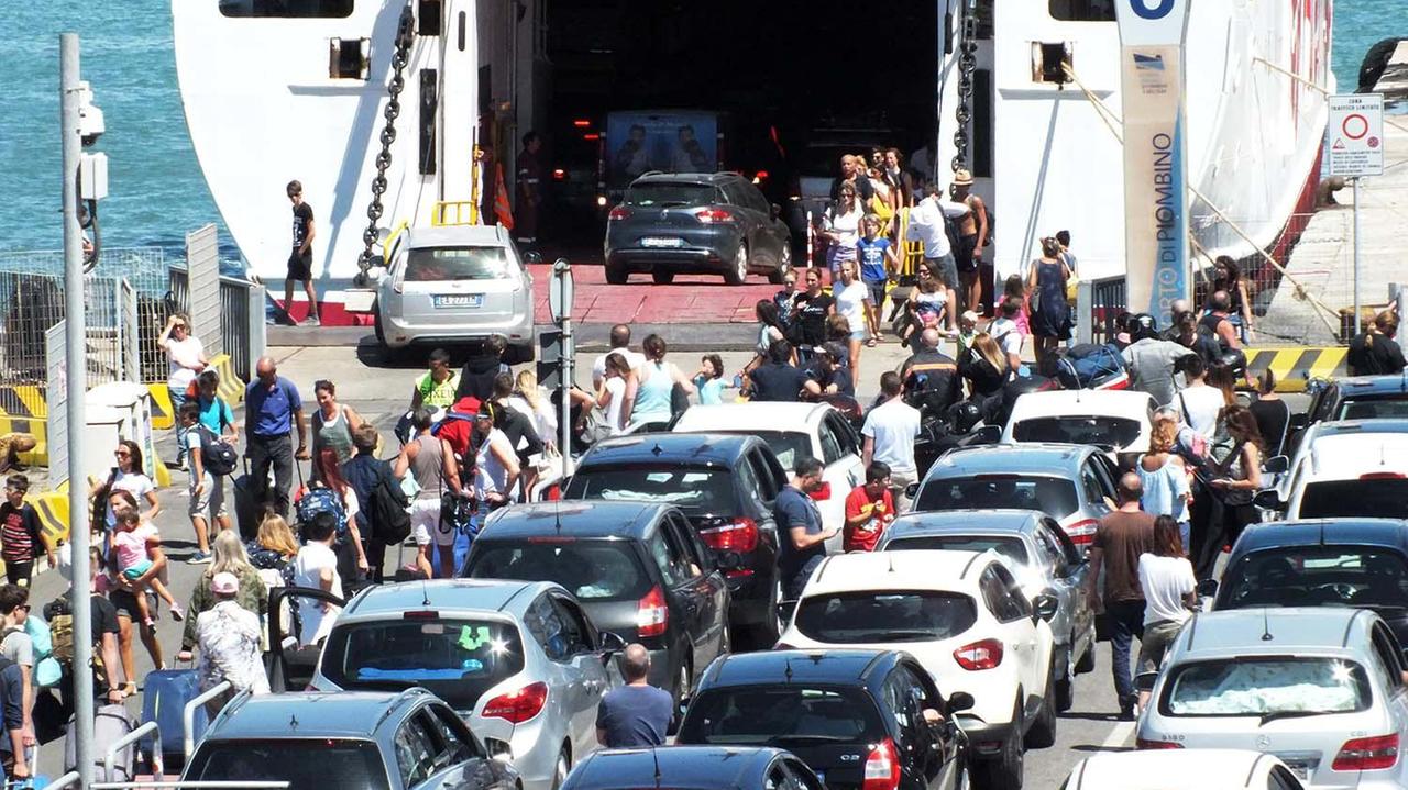 Turisti si imbarcano sul traghetto